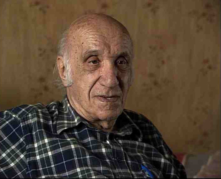 Jizchak Schwersenz in einem karierten Hemd